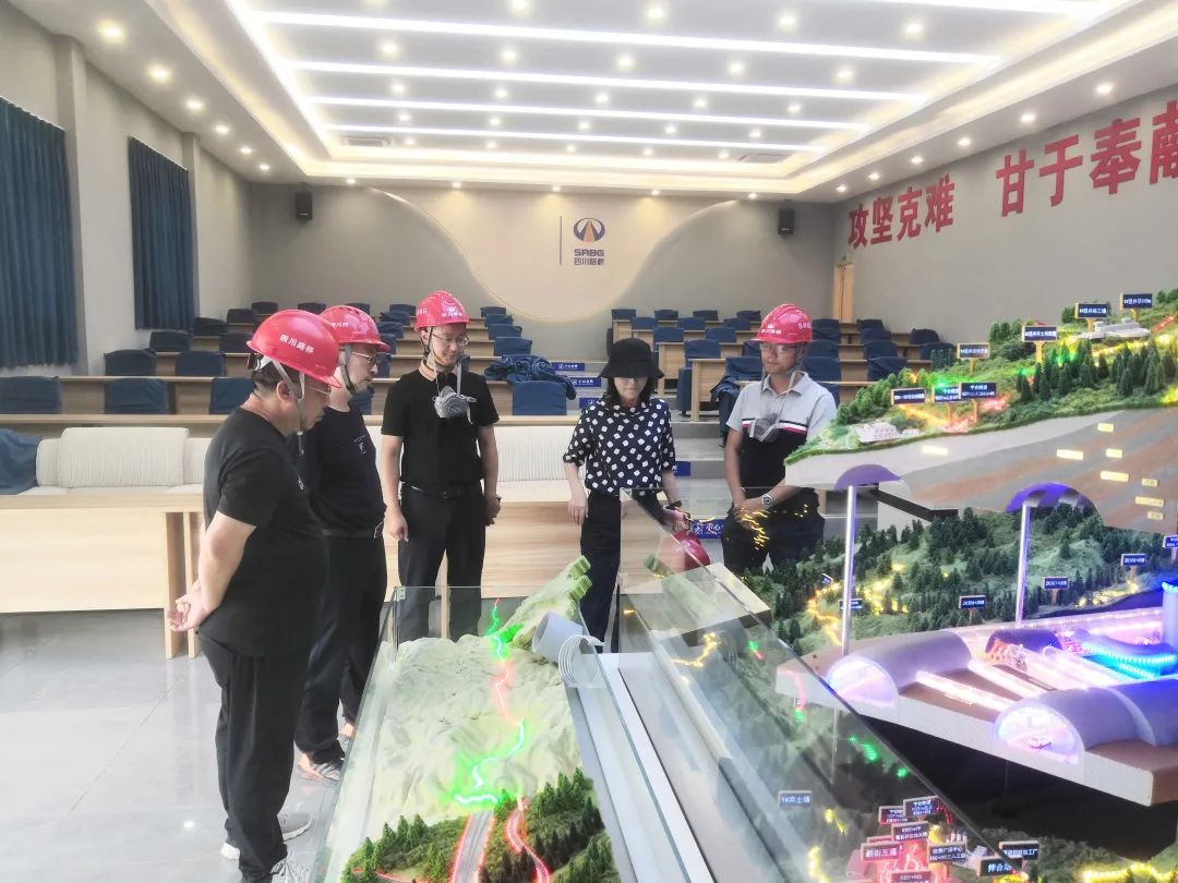 四川路橋副總工程師鄧運(yùn)祥到寧攀高速ZCB1-6、ZCB1-7/8項(xiàng)目檢查指導(dǎo)工作