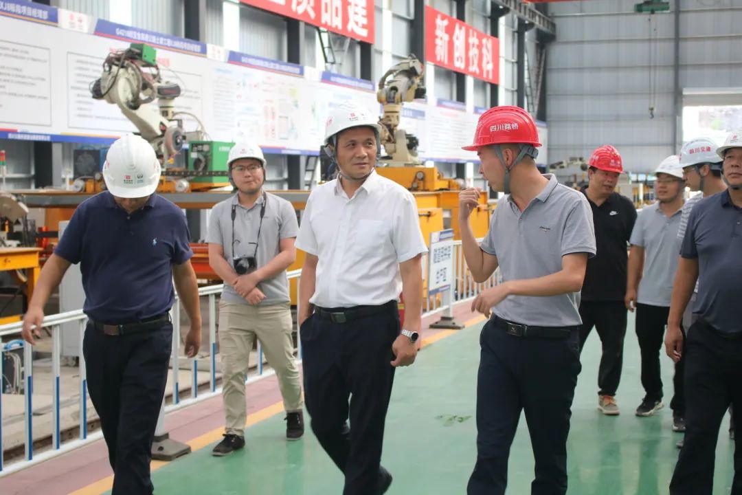 四川路橋黨委委員、紀(jì)委書記朱年紅到宜金高速XJ8標(biāo)檢查指導(dǎo)工作