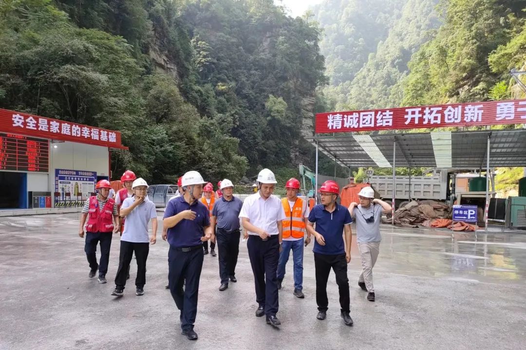 四川路橋黨委委員、紀(jì)委書記朱年紅赴宜金高速公路XJ6項(xiàng)目檢查指導(dǎo)工作