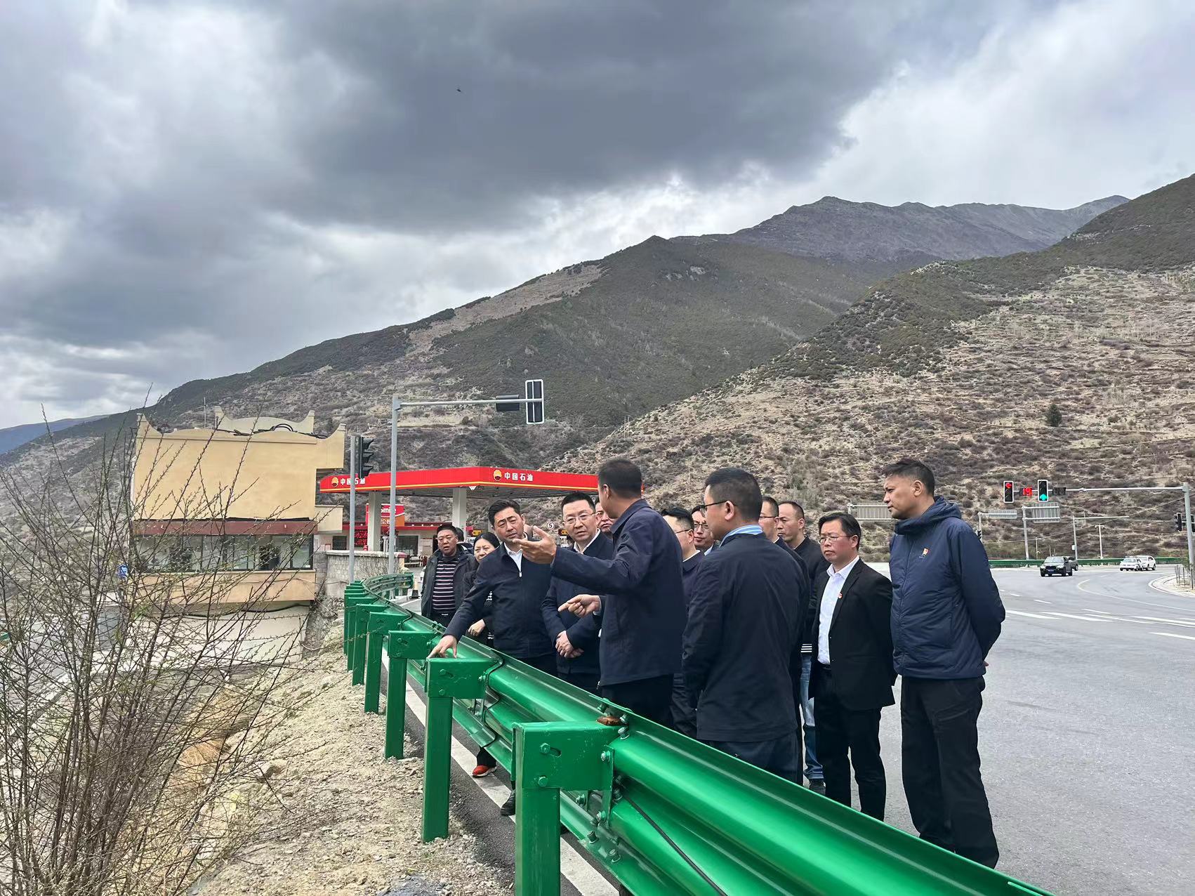 阿壩州委常委、州紀(jì)委書記、監(jiān)委主任袁震到都四山地軌道交通項(xiàng)目DSZH標(biāo)檢查指導(dǎo)工作