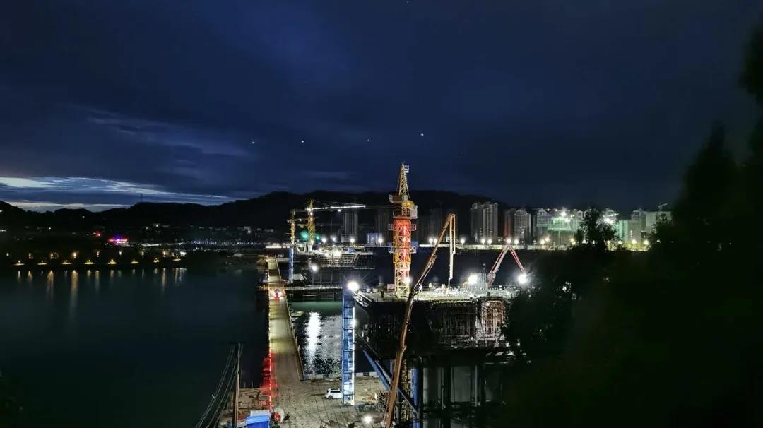 南部嘉陵江三橋主橋1#墩最后一個41米超寬超大角度斜腹板0#塊成功完成澆筑！
