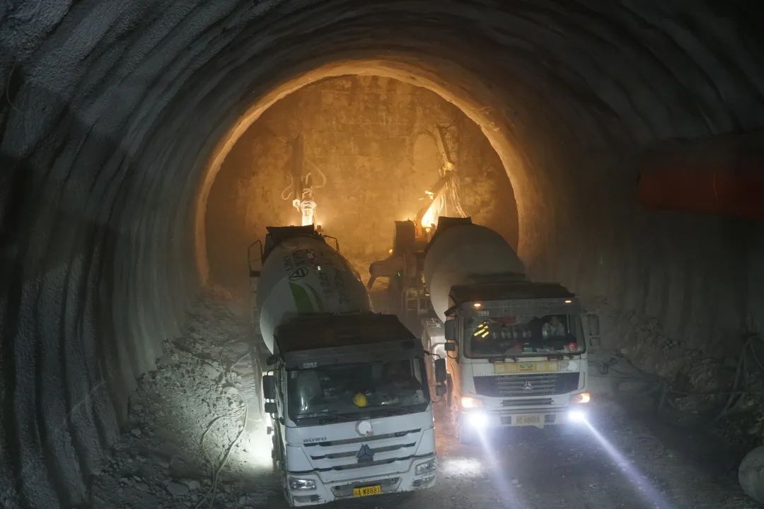首次！寧攀高速ZCB1-7分部寧會(huì)隧道使用濕噴車雙機(jī)作業(yè)