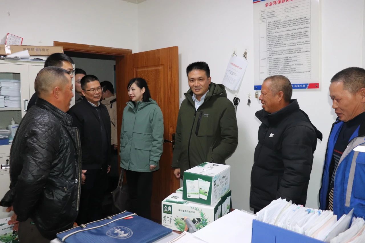 四川路橋黨委委員、董事、工會主席朱年紅赴川交公司項目一線開展“冬送溫暖”慰問活動