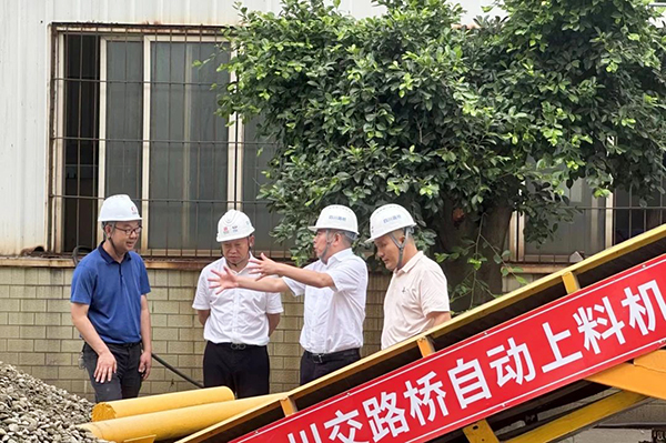 川交公司黨委書記、董事長(zhǎng)杜江林到S11線拌合站自動(dòng)上料系統(tǒng)疲勞實(shí)驗(yàn)現(xiàn)場(chǎng)指導(dǎo)工作